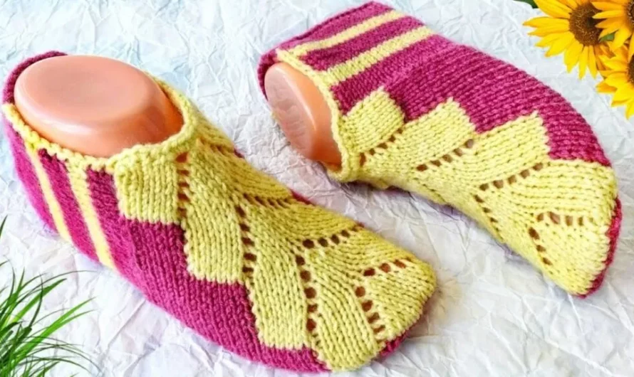 Beautiful crochet slippers two color (video tutorial)