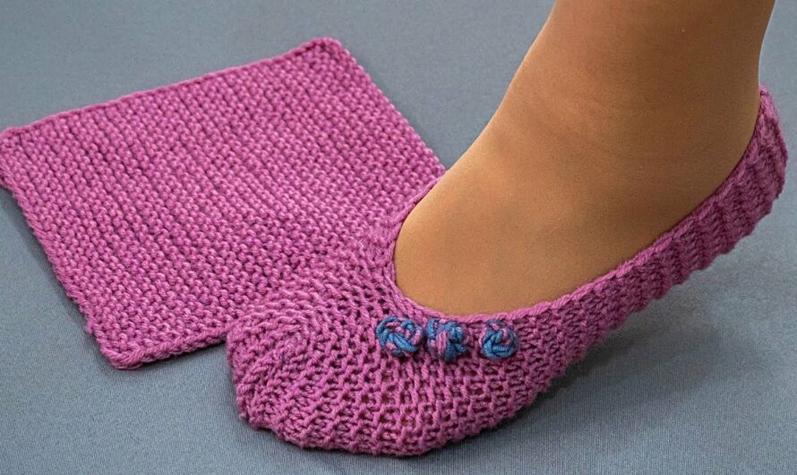 How to Make Knitted slippers from a square is easy and simple – without a seam on the sole!