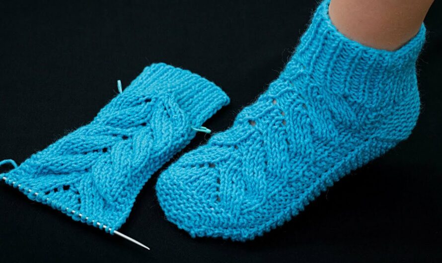 Warm knitted slippers/socks without a seam – with a gorgeous cable!