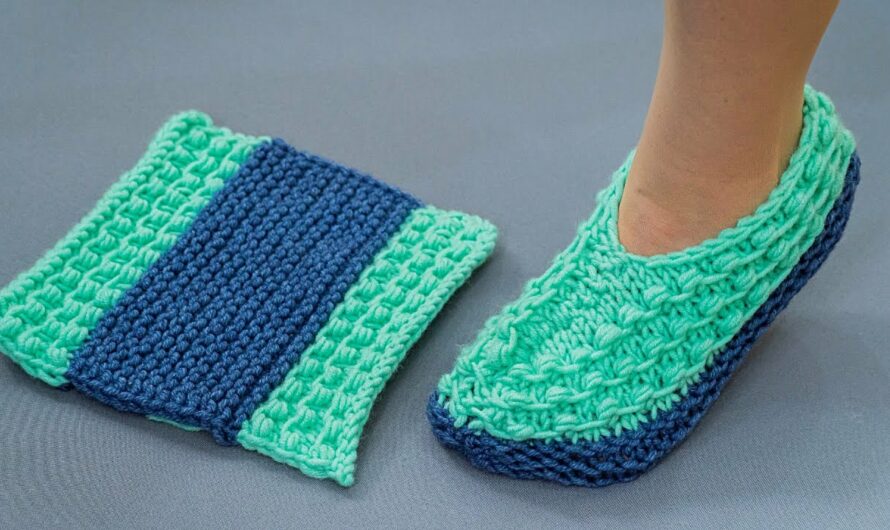 A simple model of knitted slippers without a seam on the sole!